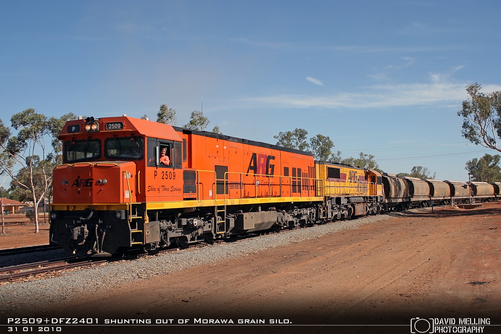 P2509+DFZ2401 shunting out of Morawa grain silo. 31.01.2010.jpg